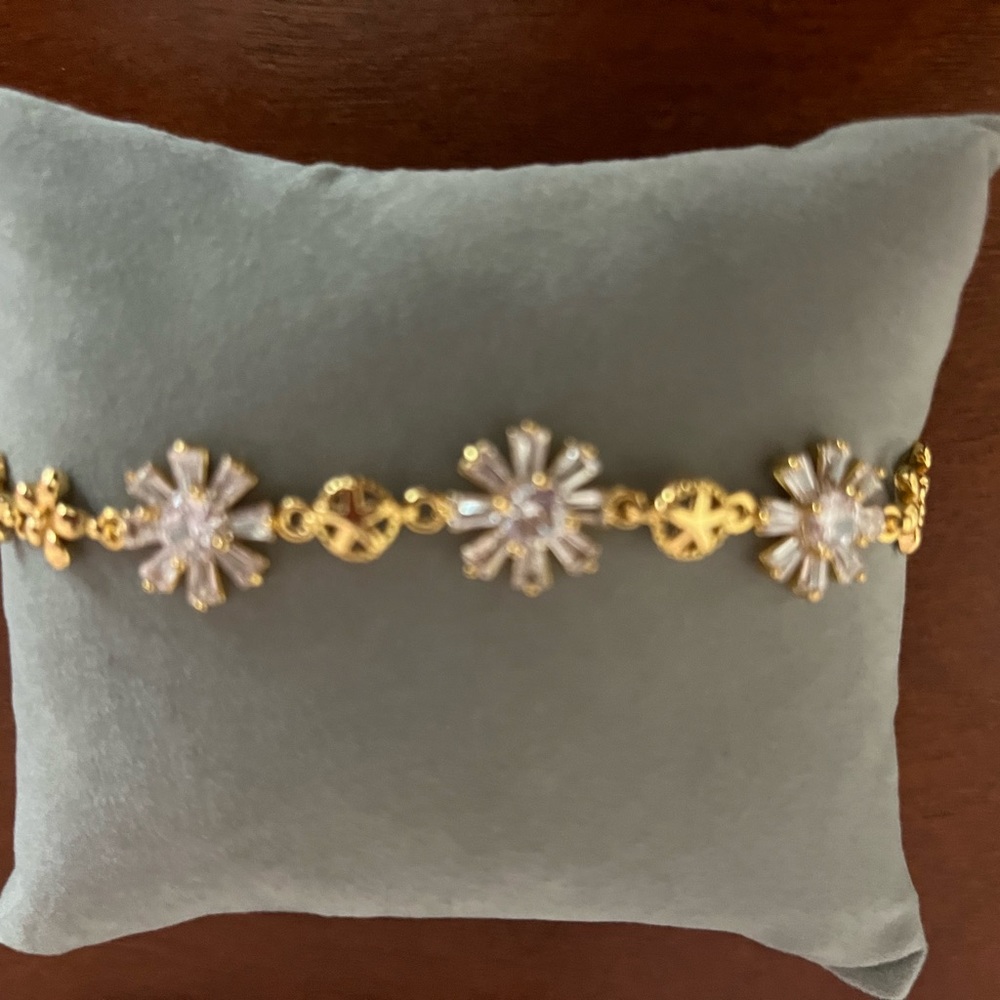 Gold Tone rhinestone, Flower bracelet with Fold Over Clasp, 9” long